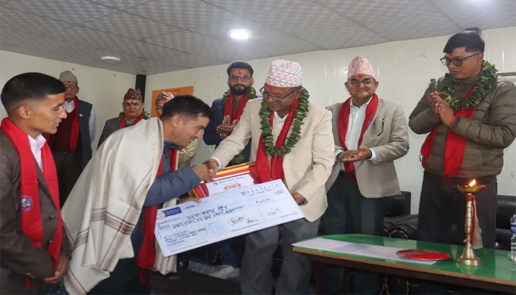 बाजुराका पत्रकार सिंह क्रियाशील पत्रकारिता पुरस्कार–२०८२ बाट पुरस्कृत