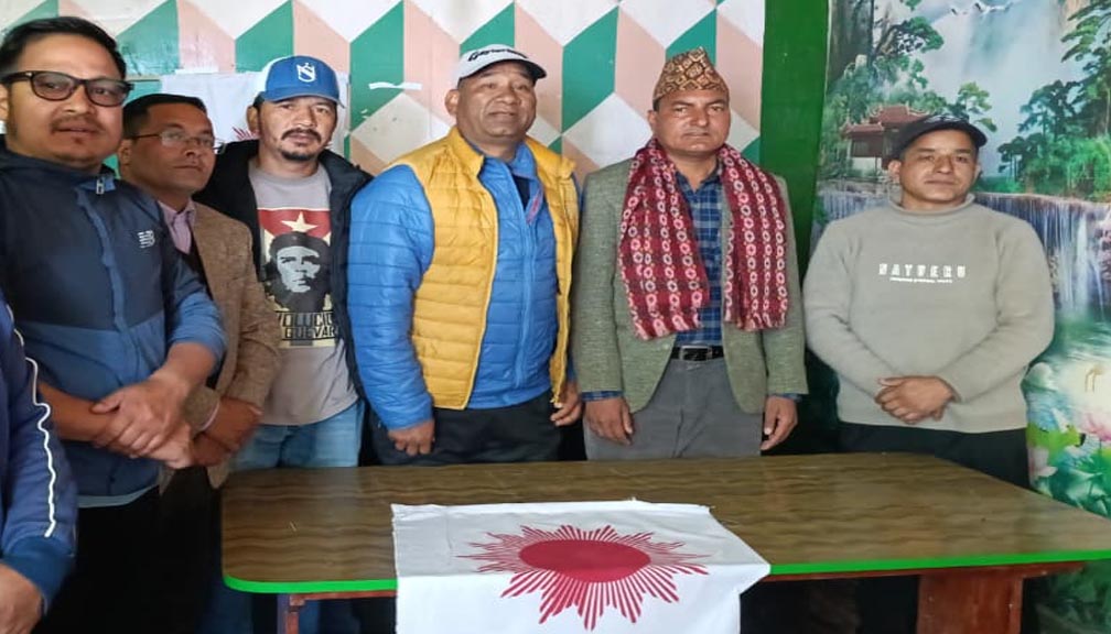 रास्वपा बाजुराका जिल्ला सचिव बुढा नेकपा एमालेमा प्रवेश