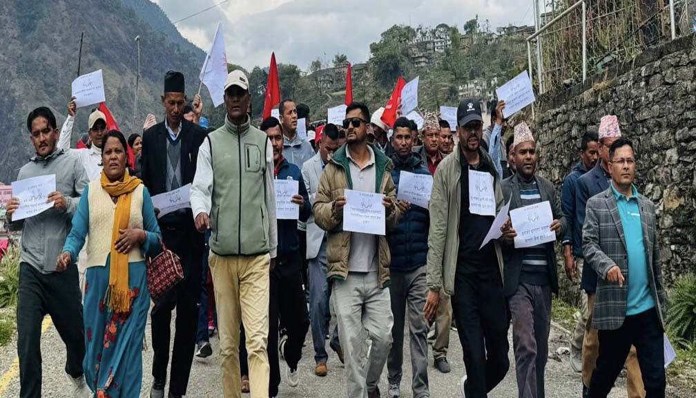 एमाले बाजुराले प्रजिअ मार्फत गृहमन्त्रीलाइ बुझाए विरोध पत्र