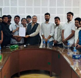 मार्तडी–कोल्टी सडक निर्माण चाँडो गर्न माग गर्दै  थापाले बुझाए मुख्यमन्त्री शाहलाइ ज्ञापन पत्र