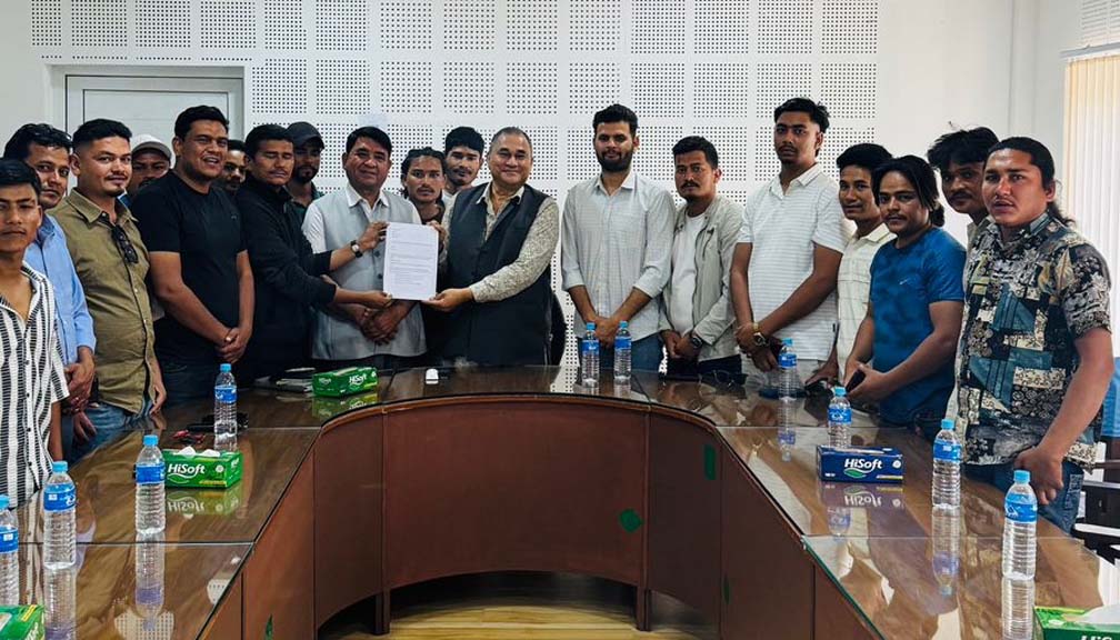 मार्तडी–कोल्टी सडक निर्माण चाँडो गर्न माग गर्दै  थापाले बुझाए मुख्यमन्त्री शाहलाइ ज्ञापन पत्र