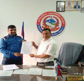 एनसिई नेपाल बाजुराले बुझायो नगर प्रमुख खड्कालाई ध्यानाकर्षण पत्र