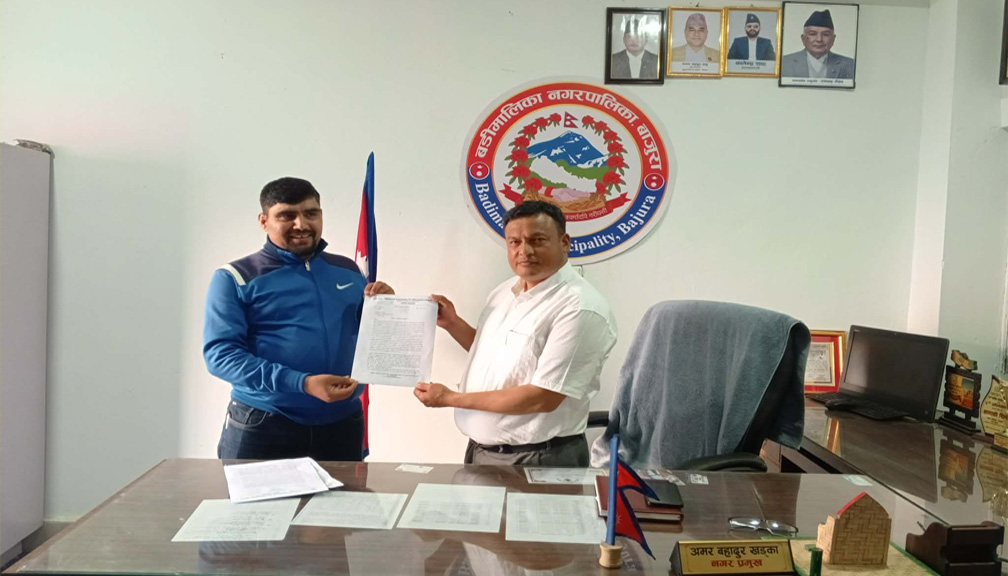 एनसिई नेपाल बाजुराले बुझायो नगर प्रमुख खड्कालाई ध्यानाकर्षण पत्र