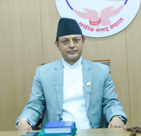 सभामुख डीपी अर्यालको गाडीलाई सिंहदरबार पुगेर ट्राफिकले काट्यो चिट