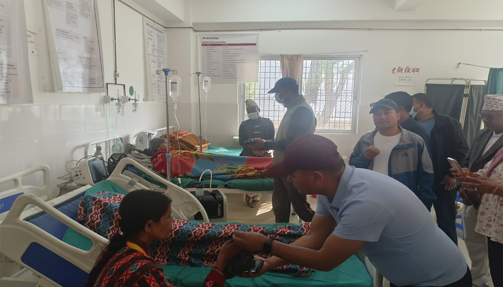 नेकपा स्थापना दिवसको अवसरमा एमाले बाजुराद्धारा बिरामीलाई फलफूल वितरण