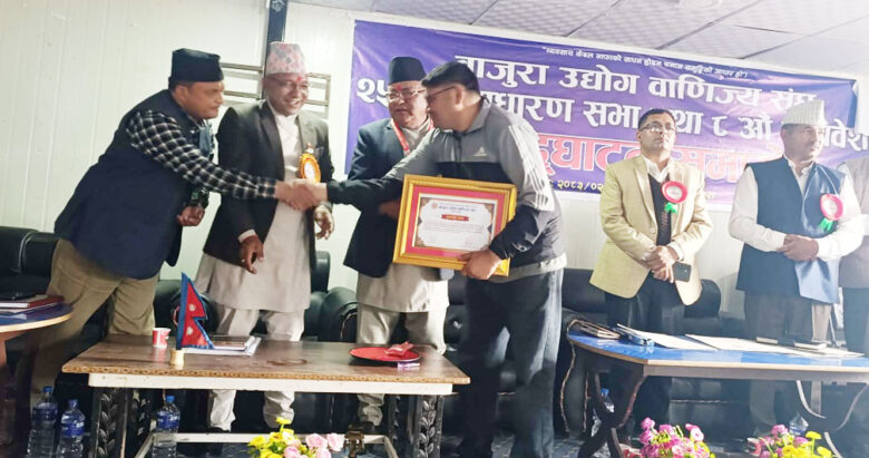 बाजुरा उद्योग वाणिज्य संघद्वारा बडीमालिका खबरलाइ सम्मान