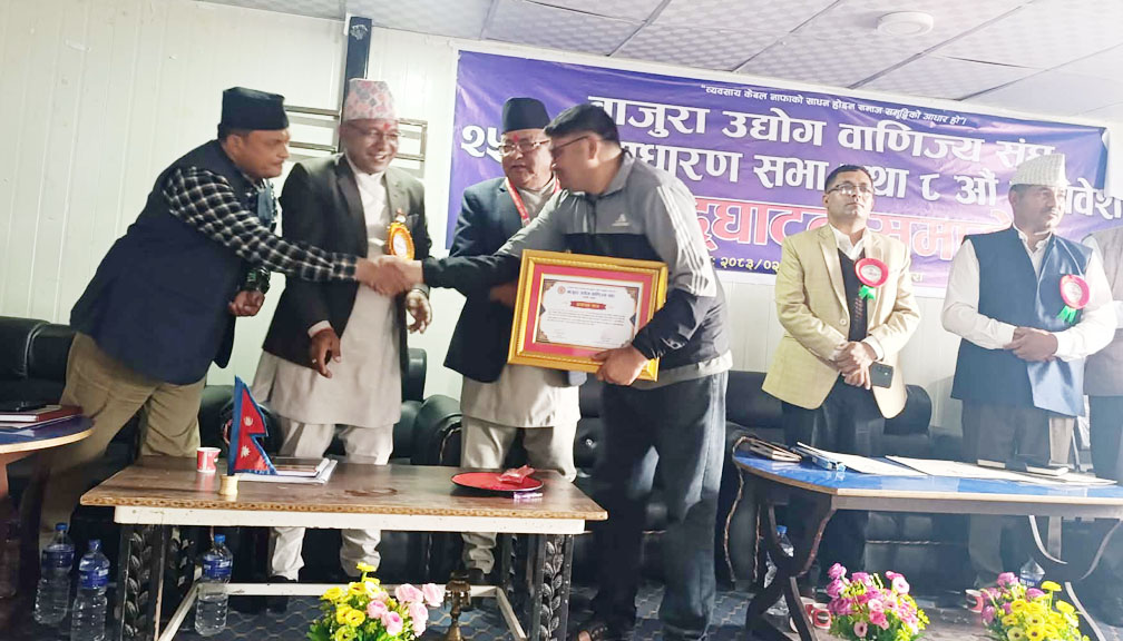बाजुरा उद्योग वाणिज्य संघद्वारा बडीमालिका खबरलाइ सम्मान
