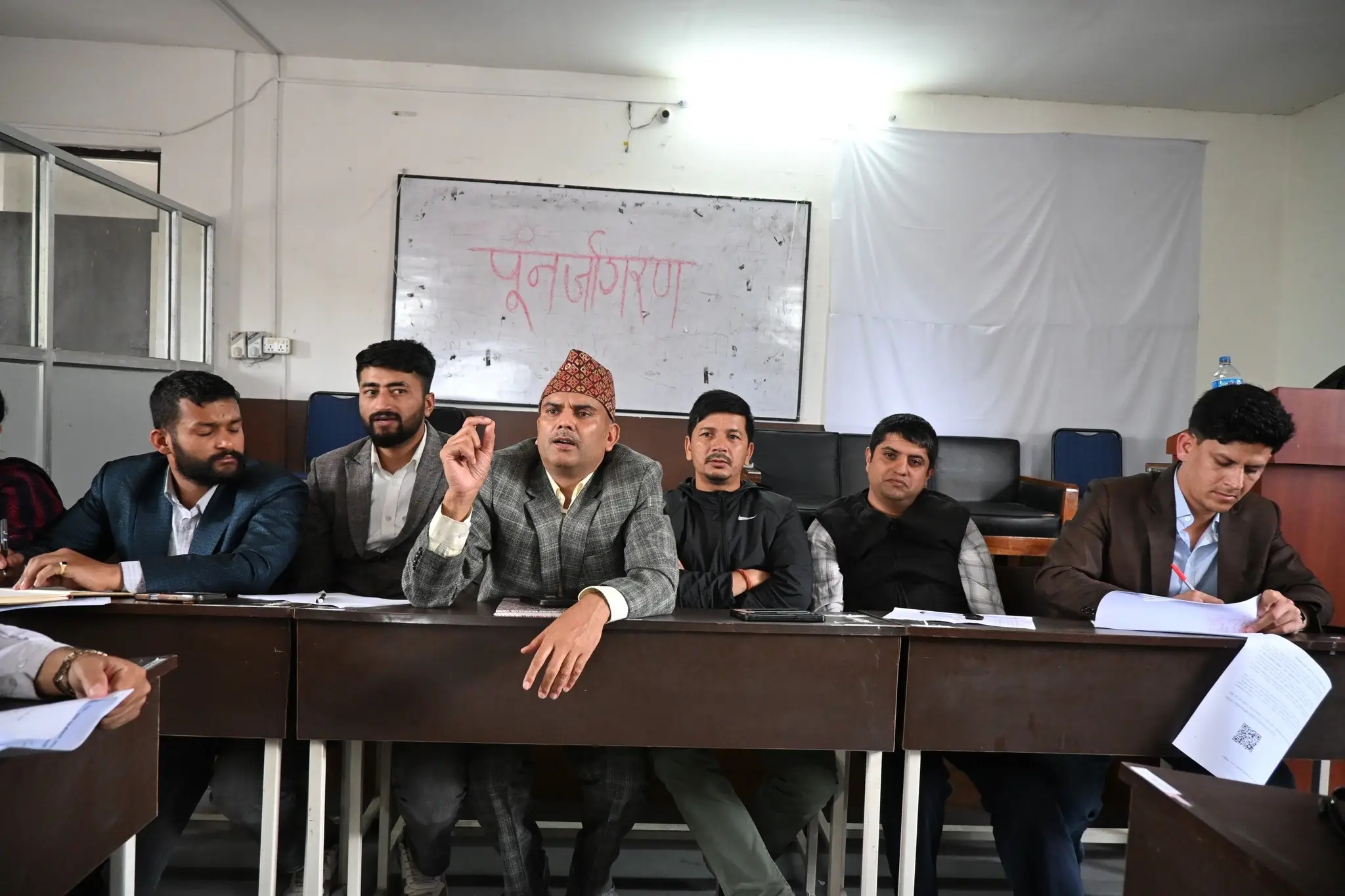 एमाले पुनर्गठनको दबाब : नेतृत्वको बिदाइसहित यस्ता छन् युवा नेताका बटमलाइन