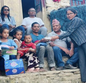 रामारोसन– ५ की बालिका कल्पनाको परिवारलाई साढे चार लाख सहयोग हस्तान्तरण