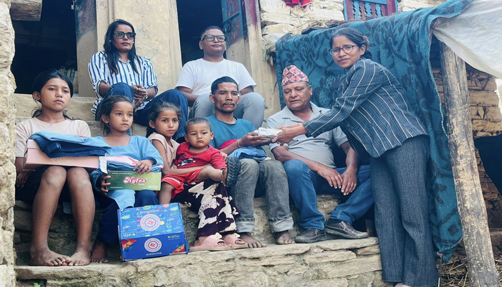 रामारोसन– ५ की बालिका कल्पनाको परिवारलाई साढे चार लाख सहयोग हस्तान्तरण