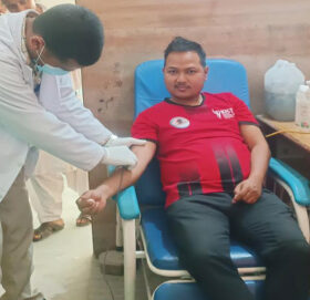 रगत अभाव भएपछि अप्रेसन गर्ने डाक्टर कार्की नै बने रक्तदाता