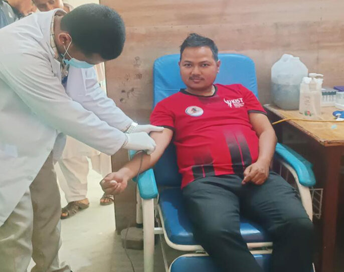 रगत अभाव भएपछि अप्रेसन गर्ने डाक्टर कार्की नै बने रक्तदाता