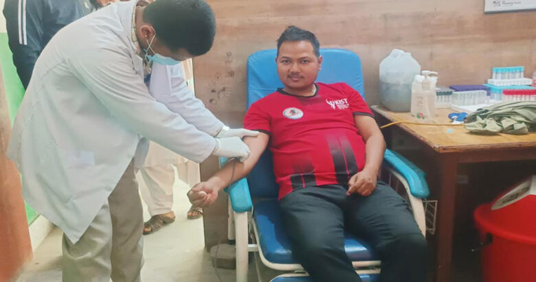 रगत अभाव भएपछि अप्रेसन गर्ने डाक्टर कार्की नै बने रक्तदाता