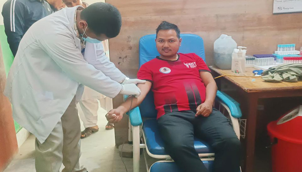 रगत अभाव भएपछि अप्रेसन गर्ने डाक्टर कार्की नै बने रक्तदाता