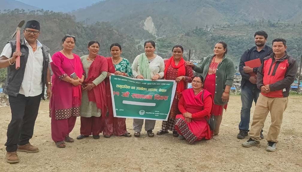 सामुदायिक वन उपभोक्ता महासंघको ३१ औँ स्थापना दिवसका अवसरमा बाजुरामा वृक्षारोपण
