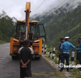 पहिराेले साफे–मार्तडी सडक अन्तरगत नुनेपानीमा अबरुद्ध , पहिराे हटाइदै