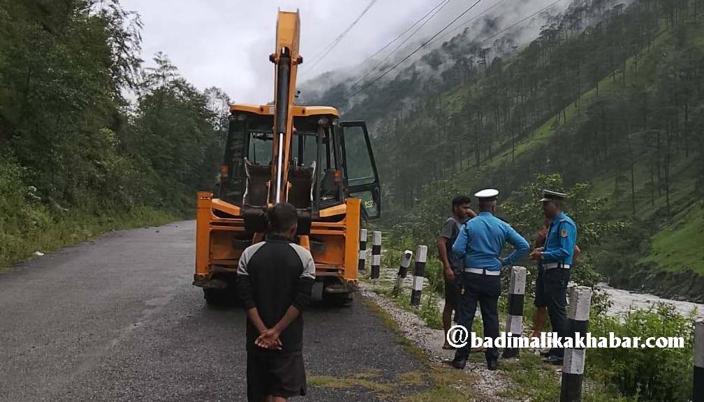 पहिराेले साफे–मार्तडी सडक अन्तरगत नुनेपानीमा अबरुद्ध , पहिराे हटाइदै