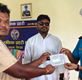 गुडिरहेको मोटरसाइकलमा उभिएर भिडियो बनाएका सांसद गुप्तालाई ५०० रुपैयाँ जरिवाना