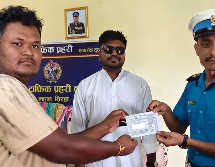 गुडिरहेको मोटरसाइकलमा उभिएर भिडियो बनाएका सांसद गुप्तालाई ५०० रुपैयाँ जरिवाना