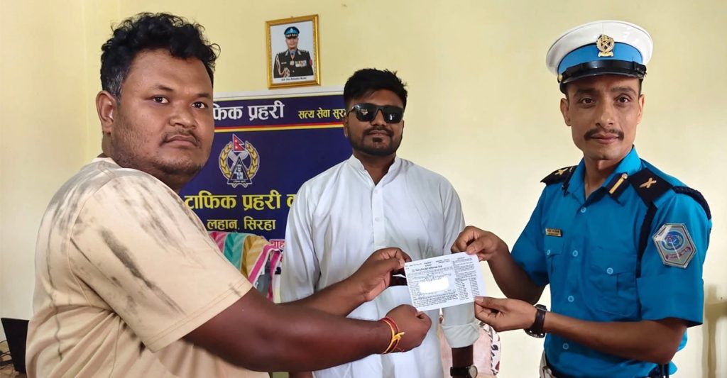 गुडिरहेको मोटरसाइकलमा उभिएर भिडियो बनाएका सांसद गुप्तालाई ५०० रुपैयाँ जरिवाना