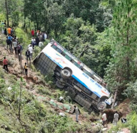 बैतडीमा बस दुर्घटना : १७ जना घाइते, दुई जनाकाे अवस्था गम्भीर