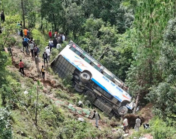 बैतडीमा बस दुर्घटना : १७ जना घाइते, दुई जनाकाे अवस्था गम्भीर