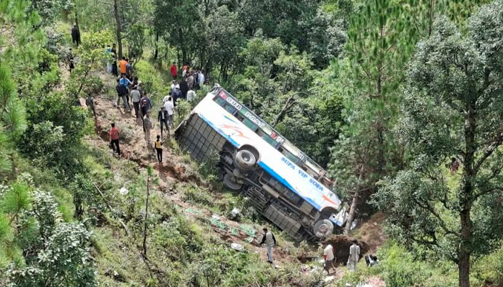 बैतडीमा बस दुर्घटना : १७ जना घाइते, दुई जनाकाे अवस्था गम्भीर