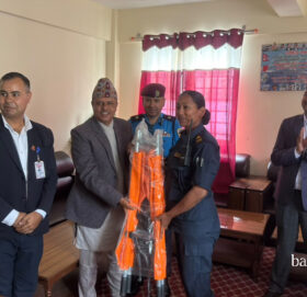 जिल्ला प्रशासन कार्यालयद्वारा सुरक्षा निकायलाई विपद् सामग्री हस्तान्तरण