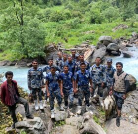 बाढीले बगाएको काठे पुल मर्मत गर्दै अलपत्र भेडी गोठालाको उद्धारमा जुटे सुरक्षाकर्मी