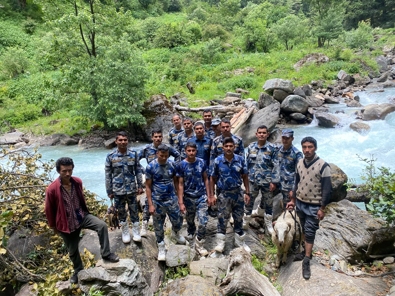 बाढीले बगाएको काठे पुल मर्मत गर्दै अलपत्र भेडी गोठालाको उद्धारमा जुटे सुरक्षाकर्मी