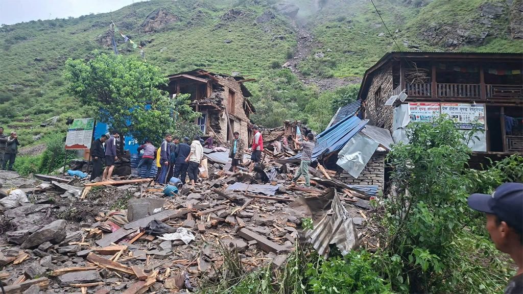 मुगुको पुलुमा पहिरो : ३ वर्षीय बालकको मृत्यु, ७ घरपरिवार विस्थापित