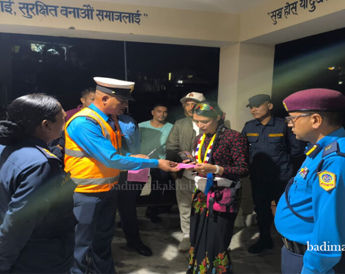 ट्राफिक नियम उल्लङ्घन गरेको आरोपमा ‘सोलो राइडर’ शीतल गिरीलाई कारबाही